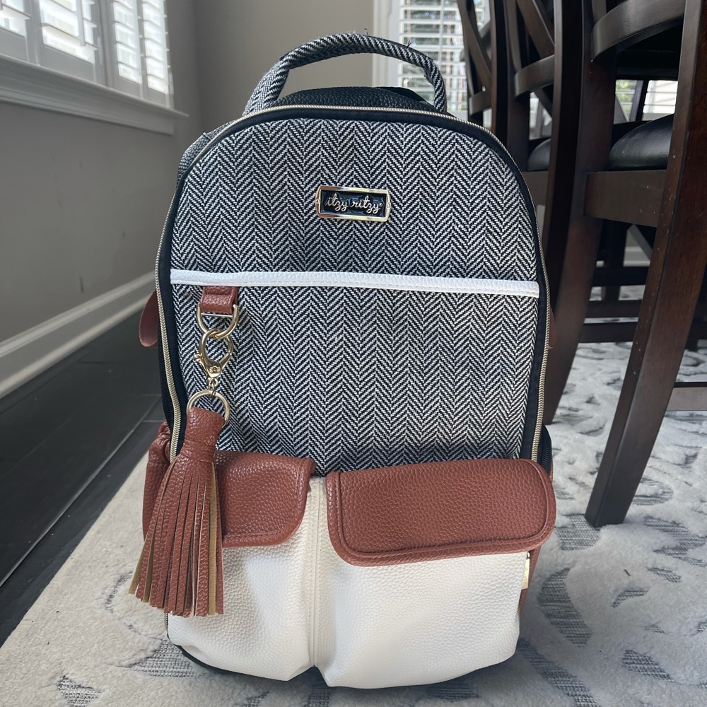 Itsy ritzy boss diaper bag. Brand new